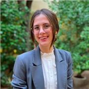 Profesora de inglés imparte clases por las tardes